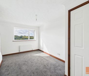 4 bedroom end of terrace house to rent - Photo 2