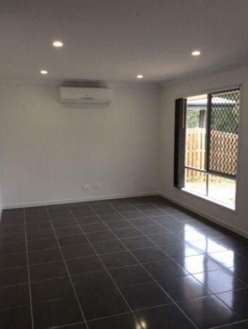 Modern Family Living in the Heart of Pimpama! - Photo 5