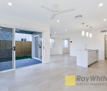 3 Spring Lane, Helensvale QLD 4212 - House For Rent - $1,000 | Domain - Photo 2