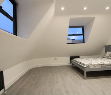 2 Bed Flat, Parkgate Road, SW11 - Photo 3