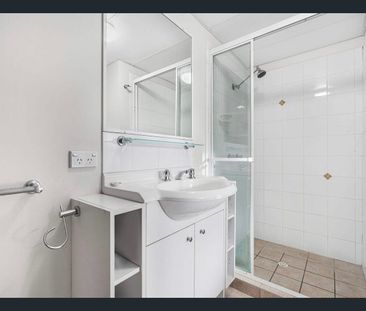 Stylish Greenslopes Living with Space to Spare! - Photo 6