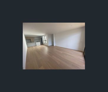 Modern Two-Storey Townhouse in a Prime Location - Photo 2