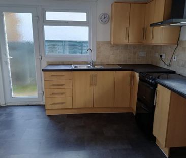 4 bedroom semi-detached house to rent - Photo 3