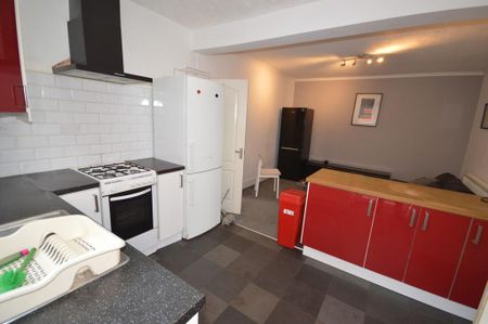 6 bedroom detached house to rent - Photo 5