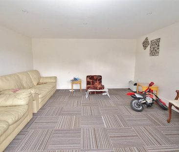 Elm Close, Horsell - 4 bedrooms Property for lettings - Seymours - Photo 6