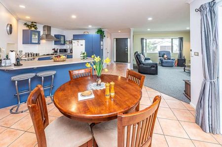 Springvale - 3 Bedrooms - Photo 2