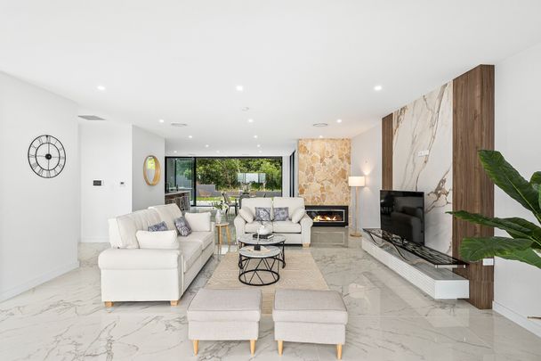 Stunning 4 Bedroom Townhouse in Scarborough - Photo 1