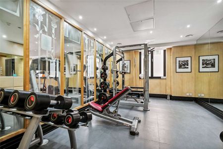 Large 1 bedroom apartment of 676 sq ft on the 3rd floor of a very well maintained building in central Westminster. The development has a 24hr concierge, a gym and a small pool. - Photo 2