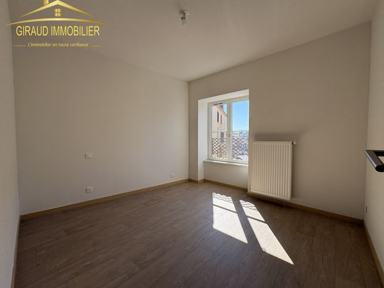 Location Appartement 3 pièces 74m² CHARLIEU 42190 - Photo 1