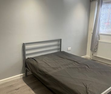 Room in a Shared House, London, E16 - Photo 2