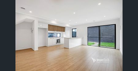 TAKE A LOOK INSIDE! SPACIOUS TOWNHOUSE! - Photo 3