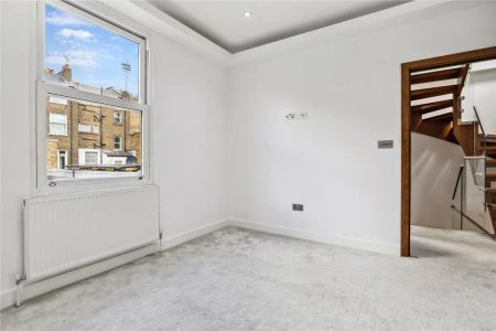 4 bedroom house in London - Photo 2