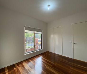 SPACIOUS MODERN TOWNHOUSE – OPPOSITE PARK - Photo 2