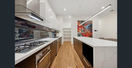 LUXURY FOUR-BEDROOM RESIDENCE WITH HOME OFFICE AND TRANQUIL COURTYARD! - Photo 5