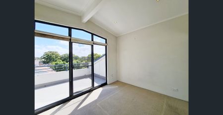 LARGE SPLIT LEVEL 2 BEDROOM - Photo 3