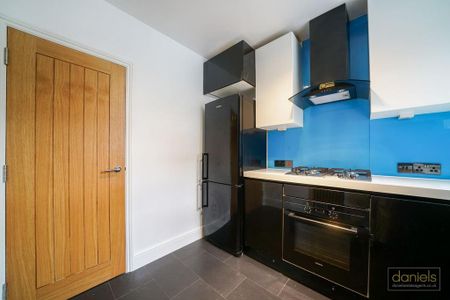 3 bedroom flat to rent - Photo 2