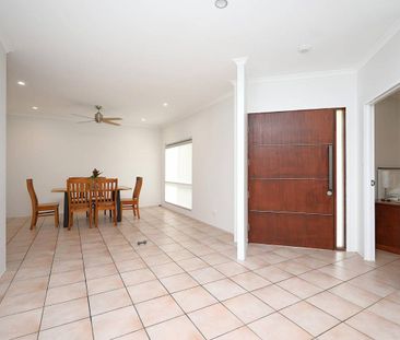 Extra Spacious Family Home - Fully Tiled - Solar - Photo 1