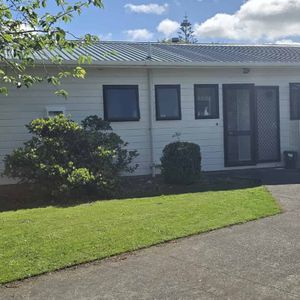 Sunny 3 Bedroom Home - Photo 2