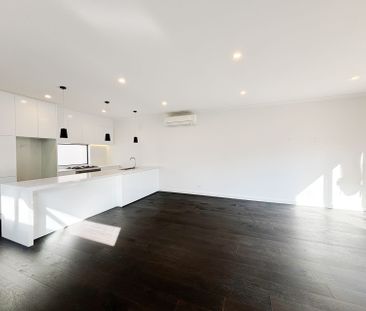 Stunning Three Level Townhouse For Rent in Port Melbourne - 3BED 2B... - Photo 4