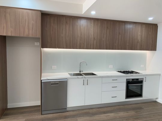Stylish 2 Bedroom Unit On Ground Floor - Photo 1