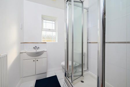 Swordsman Road, Deepcut - 5 bedrooms Property for lettings - Seymours - Photo 2