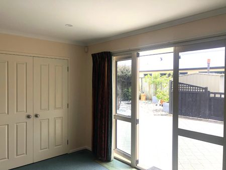 This is a spacious brick family home on a 811m2 section boasting four double bedrooms, office and two separate living areas. - Photo 2