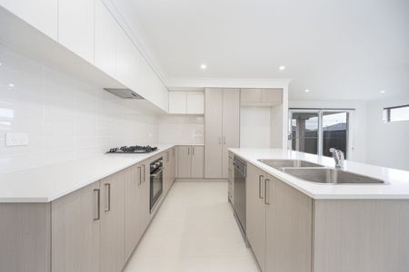 Bright 3 Bedroom Duplex ! - Photo 3