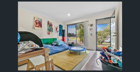 Spacious 4-Bed Family Haven with Multiple Living Areas & Alfresco - Photo 2