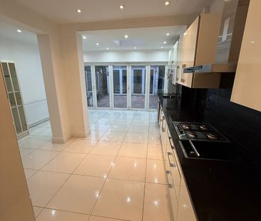 4 Bed Semi-Detached House, Golfe Road, IG1 - Photo 6