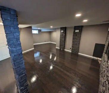 Large spacious house 3 B/R - 2.5 bath - fully finished basement | C... - Photo 1