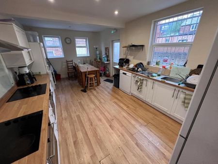 8 bedroom end of terrace house to rent - Photo 4