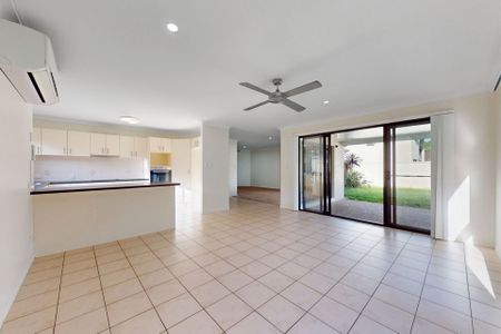For Lease: Spacious & Modern Family Home in Upper Coomera! - Photo 4