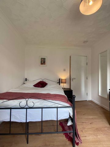 Newly refurbished professional house share near Highfield Room 2 - Photo 3