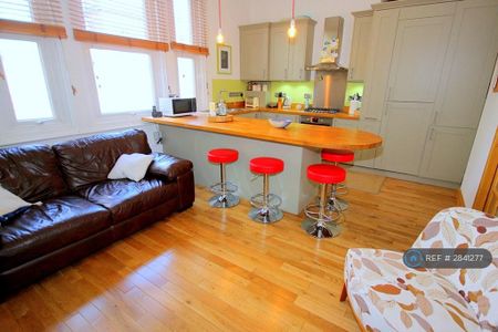 2 bedroom flat to rent - Photo 2