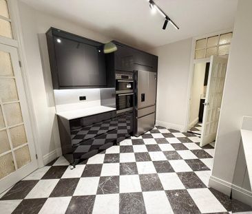 4 bedroom flat to rent - Photo 2
