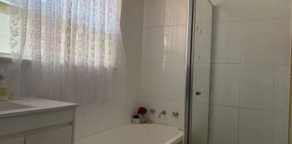 Spacious & Convenient 2-Bedroom Villa with Double Garage, Close to Stations - Photo 2