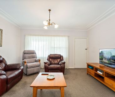 Perfectly Positioned Inviting Home - Photo 3