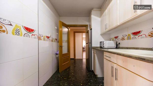 Bedroom for rent in a 4-bedroom apartment in Valencia - Foto 1