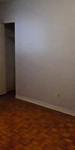 GRAND 3 1/2 AVEC PORTE PATIO DEMI SOUS-SOL LIBRE - Photo 4