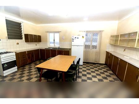 Spacious 4-Bedroom Unit in Prime Location - Photo 5