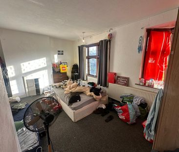 4 Bed Terraced House, Eastern Avenue, IG4 - Photo 6