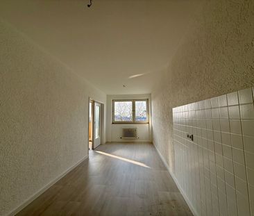 Frisch renovierte 2-Zimmer-Wohnung mit Balkon, Aufzug und Stellplat... - Photo 4