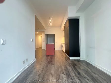 33 Helendale Avenue #401 - Photo 4