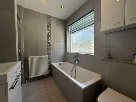 4 bedroom semi-detached house to rent - Photo 4