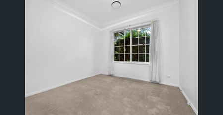 Spacious and beautifully presented villa surrounded by lovely gardens, in a great location! - Photo 2