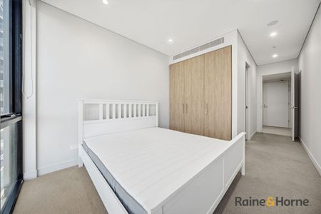 Fully Furnished 2-Bed, 2-Bath Apartment with Parking in Bondi Junction - Photo 5