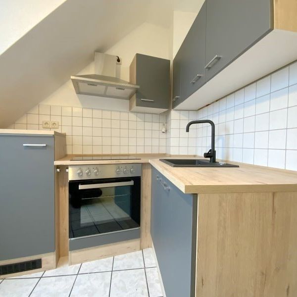 Gut aufgeteilte 2,5-Zimmer-Dachgeschosswohnung im gepflegten 3-Parteienhaus in Oberhausen-Styrum - Photo 1