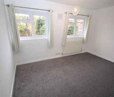 3 bedroom Semi-Detached House to let - Photo 2