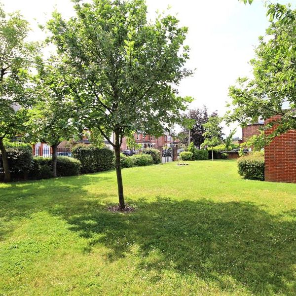 Kingsway, Woking - 2 bedrooms Property for lettings - Seymours - Photo 1