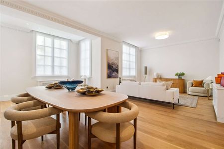 A Refined Third-Floor Residence Moments from Grosvenor Square. - Photo 3
